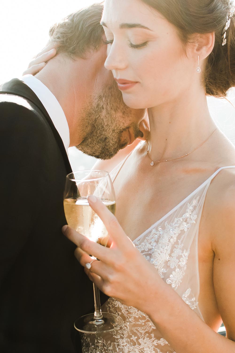 les mariés se prennent dans les bars coupe de champagne à la main